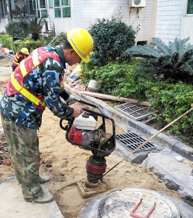 福源花园回填打夯旁边是球墨铸铁井盖和球墨铸铁水篦子